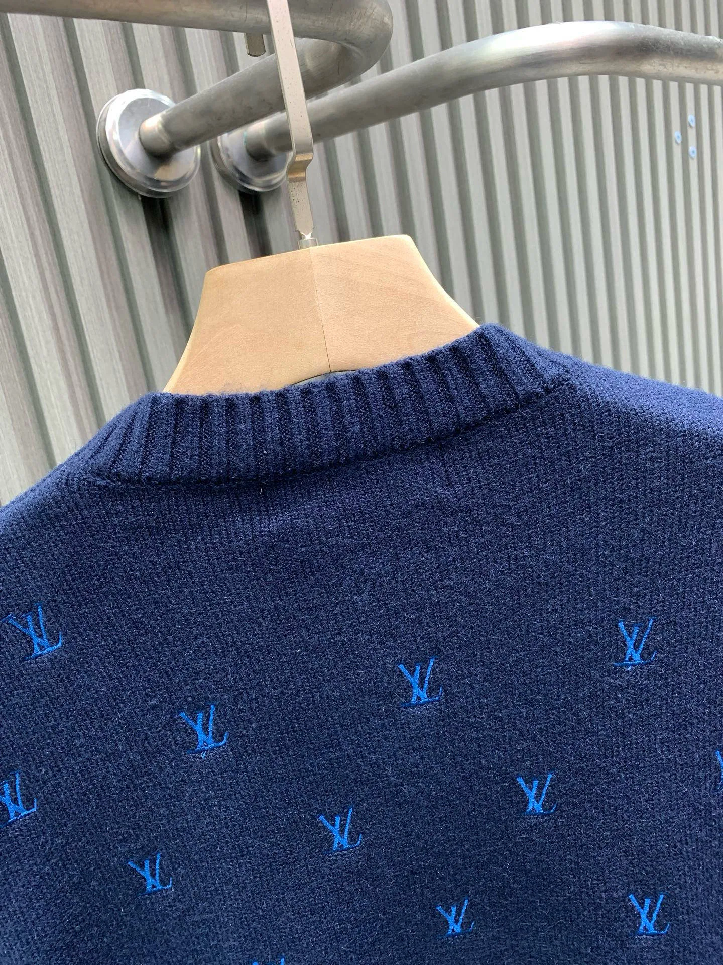 🅿️400 🀄️ Louis Vuitton 1*v full logo small embroidered round neck sweater. Originally purchased after 15,000. Fei Dong co-branded series. Fixed color and dyed sheep wool material. 7S special custom weaving and dyeing yarn. Hanging wool tissue piece. Made of sheep wool material knitted piece. The texture of the fabric is clear and rich. The whole piece is made with full embroidery technology. There are about 168 small embroideries. The embroidery uses fixed-dyed matte embroidery thread on the board and the stitch embroidery process. The pattern is embroidered with thousands of Tajima machine needles. The fine stitching method is dense and ultra-high density without revealing white. The pattern is clear and the lines and three-dimensional sense are strong to enrich the overall picture space. Special cotton wool material is washed and treated. The elastic fiber of sheep wool gives the fabric a high degree of resilience, allowing the clothes to maintain a lasting freshness and durability. Due to its fiber structure and special scale structure, sheep wool also has excellent warmth retention properties and anti-wrinkle properties. Keeps you warm and looks stylish